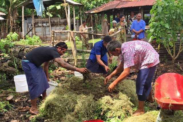 Teaching composting at an organic training in Avao, Savaii